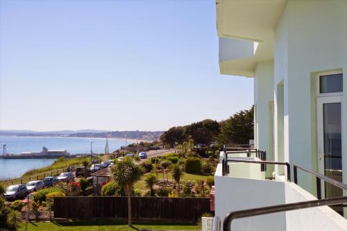 einen Balkon eines Hauses mit Straßenblick in der Unterkunft Bournemouth East Cliff Hotel, Sure Hotel Collection by BW in Bournemouth