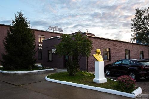 posąg na parkingu przed budynkiem w obiekcie Hotel Prospekt Mira w mieście Rieutow
