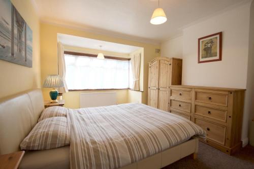 Ein Bett oder Betten in einem Zimmer der Unterkunft Barnet 3 Bedroom House