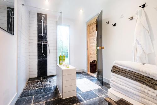 Ένα μπάνιο στο Eneby Gård Apartments