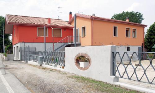 een huis met een hek ervoor bij B&B da Zio Gianni in Fratta Polesine