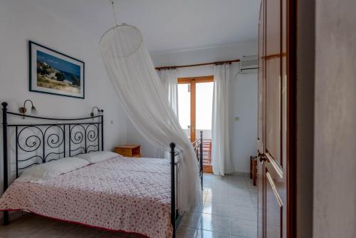 Ένα ή περισσότερα κρεβάτια σε δωμάτιο στο Ξενοδοχείο Μπαλάσκας