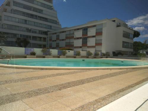 une piscine vide en face d'un bâtiment dans l'établissement Studio avec piscine à 2 pas de la plage, à La Grande Motte
