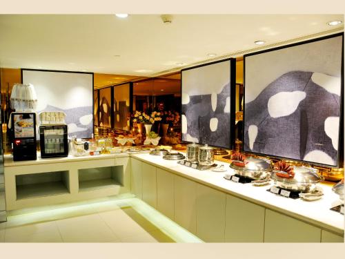 a kitchen with a counter with pots and pans at Goldmet Inn Changzhi Bayi Square in Changzhi