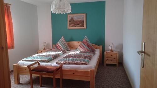 1 dormitorio con 2 camas y pared azul en Ferienwohnung Elisabeth, en Klingenthal