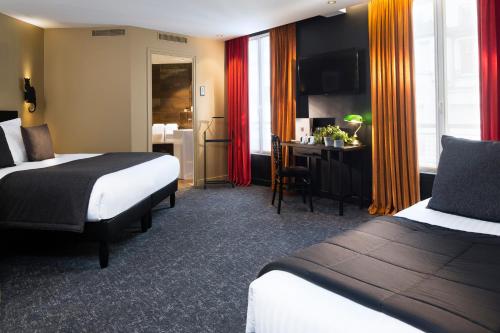 A bed or beds in a room at Hotel Le Chat Noir