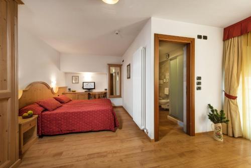 Una cama o camas en una habitación de Romantic Charming Hotel Rancolin
