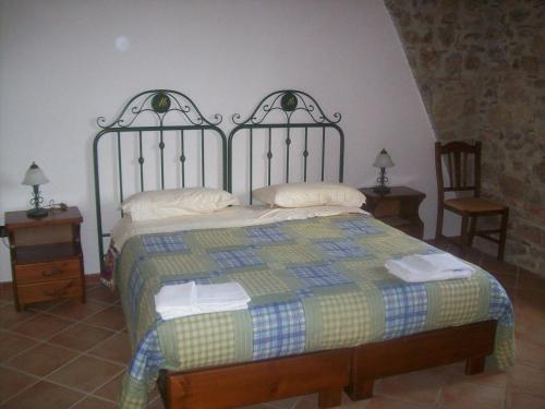 - une chambre avec un lit, deux tables et une chaise dans l'établissement Azienda Agrituristica Biologica Il Querceto, à Santa Severina