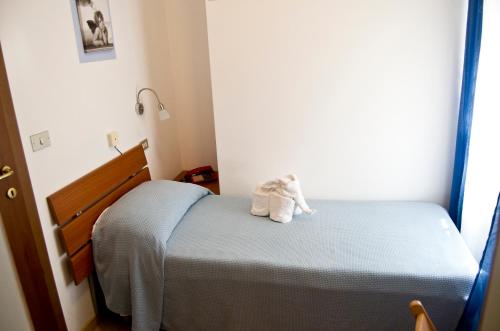 Säng eller sängar i ett rum på Albergo La Marinella