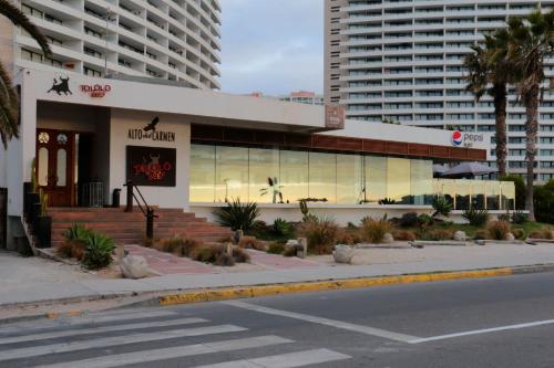 a building on the side of a city street at Sector Enjoy Premium Frente al Mar in Coquimbo