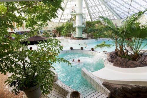 una gran piscina en un edificio con gente dentro en Center Parcs Zandvoort beach en Zandvoort