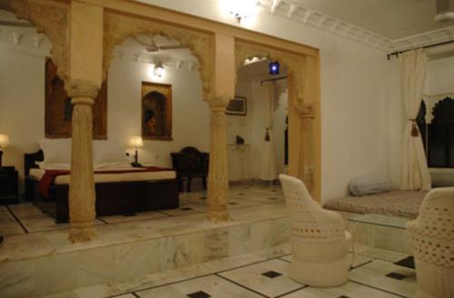 a large room with a bed and a mirror at Hotel Bundi Haveli in Būndi