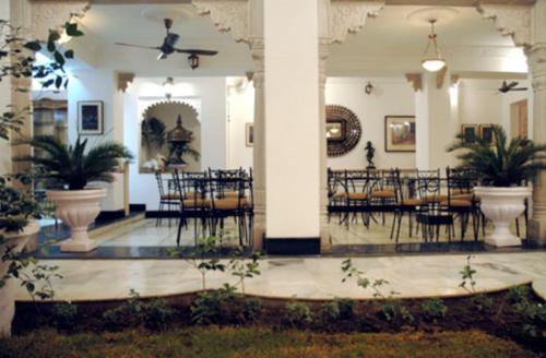 Hotel Bundi Haveli في بوندي: غرفة طعام مع طاولات وكراسي في مبنى