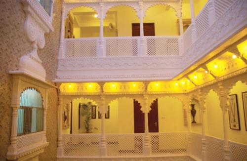 un gran edificio con un balcón con luces. en Hotel Bundi Haveli, en Bundi