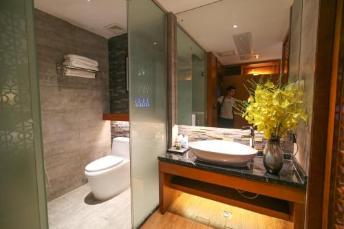 Ένα μπάνιο στο All Seasons Lodge Breakfast&Lift&Free Laundry and English Service