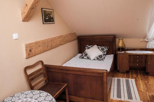 ein Schlafzimmer mit einem Bett und einem Stuhl in der Unterkunft Siedlisko Jagiele in Jagiele
