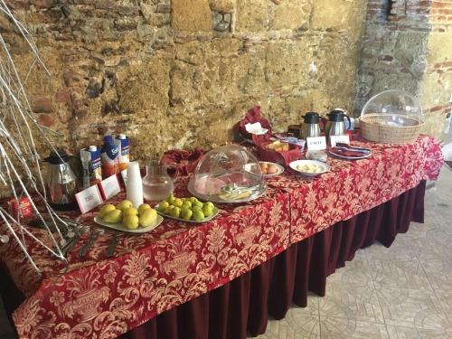 einen Tisch mit Obst und anderen Lebensmitteln darauf in der Unterkunft Villa Martius in San Pier Niceto