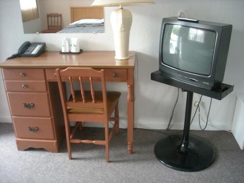 TV a/nebo společenská místnost v ubytování Motel le Verseau