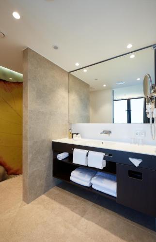 Un baño de HYPERION Hotel Basel
