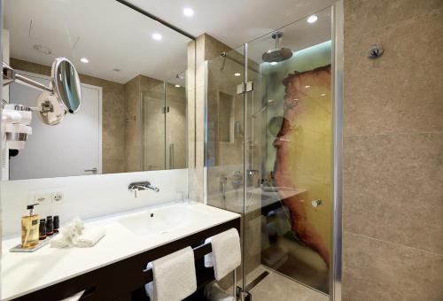 Un baño de HYPERION Hotel Basel