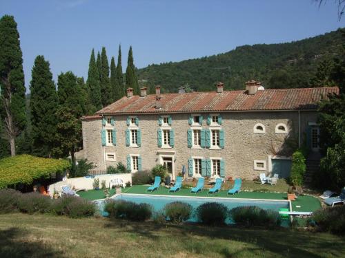 une grande maison avec une piscine devant dans l'établissement Domaine Saint Andrieu, à Greffeil