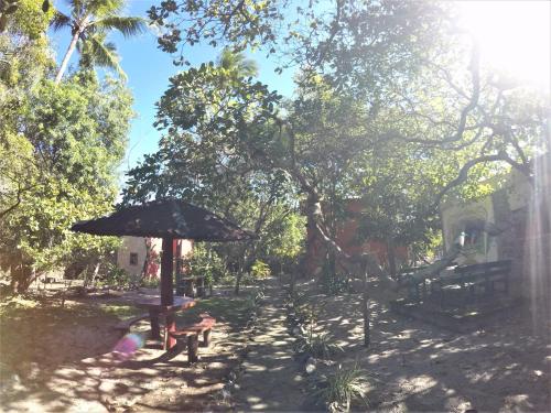 Imbassaí Pousada Hostel Lujimbaにある庭