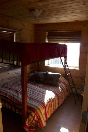 Postel nebo postele na pokoji v ubytování Alpine Creek Lodge