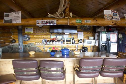 Lounge nebo bar v ubytování Alpine Creek Lodge