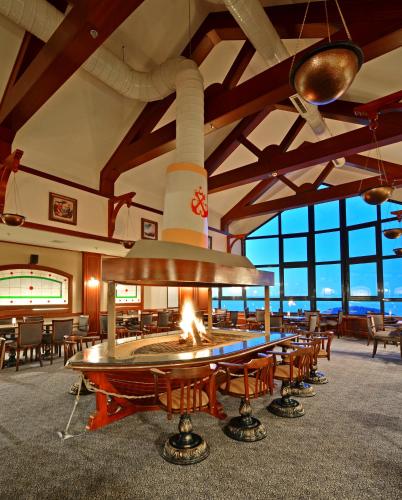 ウルダグにあるKarinna Hotel Convention Center & Spa Luxury - Full Board Plusの卓球台と椅子が備わる広い客室です。