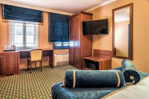 TV a/nebo společenská místnost v ubytování Golden Tulip Borjomi