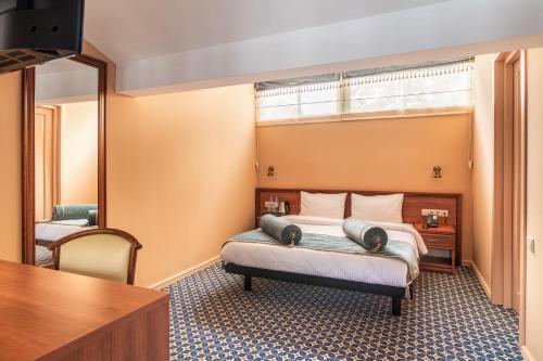 Postel nebo postele na pokoji v ubytování Golden Tulip Borjomi