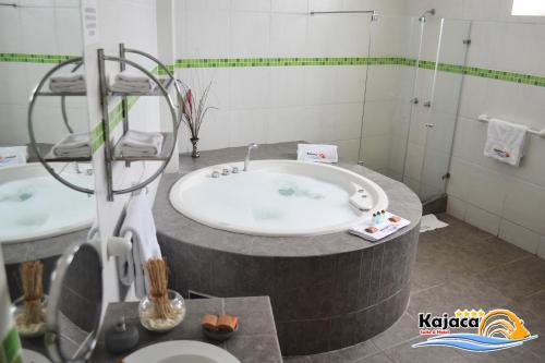 Koupelna v ubytování Kajaca Suite Hotel