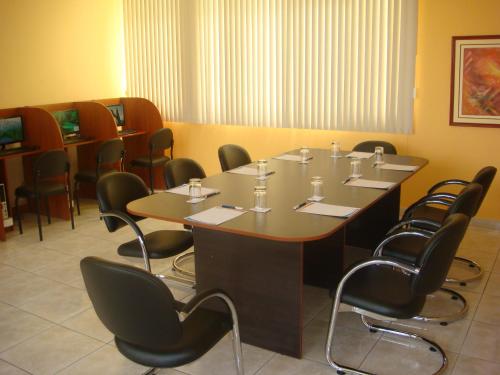 a meeting room with a table and chairs at Kajaca Suite Hotel in Huacho