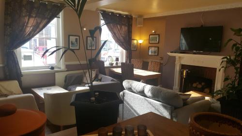 Ο χώρος του lounge ή του μπαρ στο Beaumond Cross Inn
