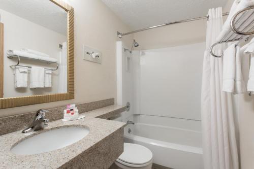 Bathroom sa Super 8 by Wyndham Casper West by the River