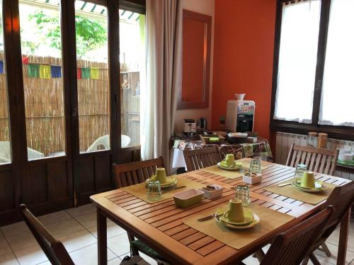 トッレ・デル・ラーゴ・プッチーニにあるCAFFELETTI friendly B&Bの木製のテーブルと椅子のあるダイニングルーム