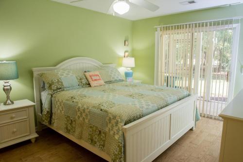 1 dormitorio con cama y ventana en Pawley's True Blue en Pawleys Island