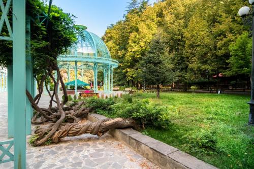 Zahrada ubytování Golden Tulip Borjomi
