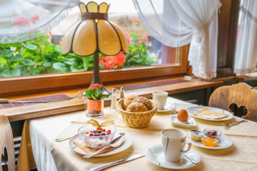 a table with breakfast food and a lamp on it at Altkölnischer Hof in Bacharach