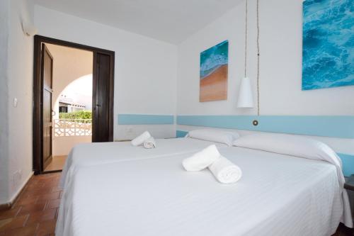 Postel nebo postele na pokoji v ubytování Binibeca Beach Villas