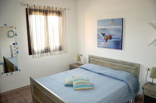 ラ・マッダレーナにあるAppartamento Residence Weberのベッドルーム1室(枕2つ付)