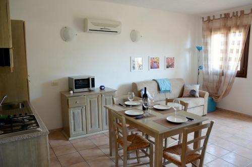ein Wohnzimmer mit einem Tisch und einem Sofa in der Unterkunft Appartamento Residence Weber in La Maddalena
