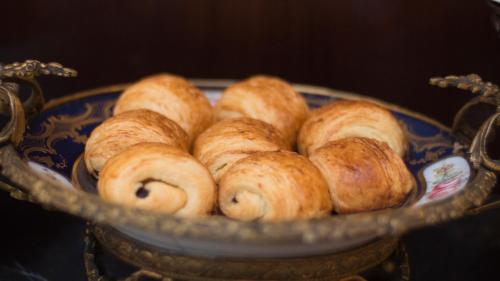 马德普拉塔圣珍妮精品酒店及Spa中心的坐在桌子上的一碗甜甜圈