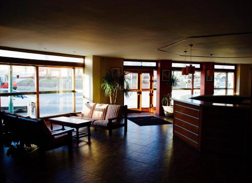 a living room with a couch and a table at Hotel Los Historicos in Villa Gesell