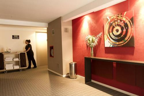 a woman walking through a hotel lobby with a lobby at Monoambiente Frente Al Hospital Italiano in Buenos Aires