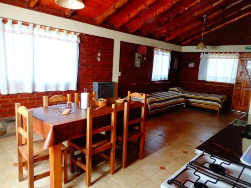 a kitchen and dining room with a table and chairs at Cabañas Atrapasueños in Trevelin