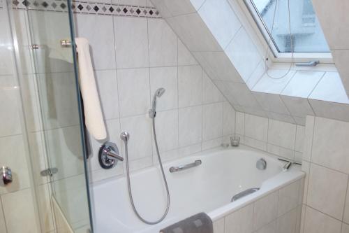 Koupelna v ubytování Meerbusch Apartments - 3 Room Apartment with Balcony - 20 Min Messe DUS