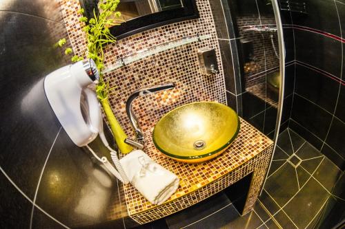 Bilik mandi di Lawendowy Zdrój Medycyna i SPA