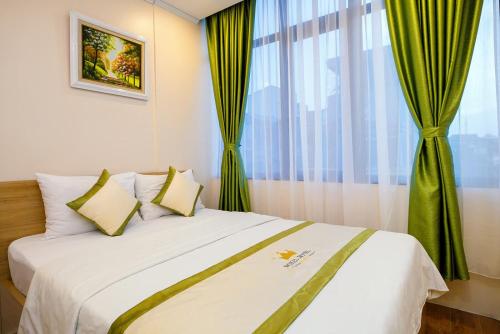 Giường trong phòng chung tại Royal Hotel Ha noi