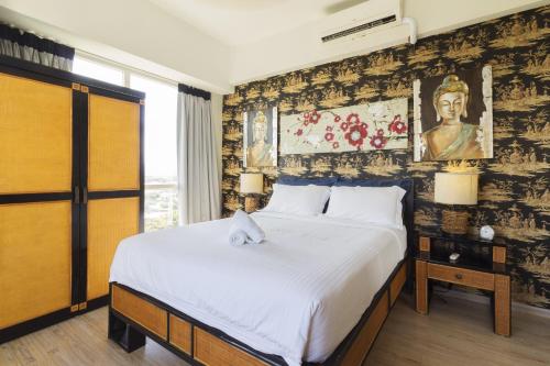 En eller flere senger på et rom på Mactan Island Condo La Mirada Residence , Beach resort , Large 1 bedroom , pools , Ocean views, fast WiFi , Netflix